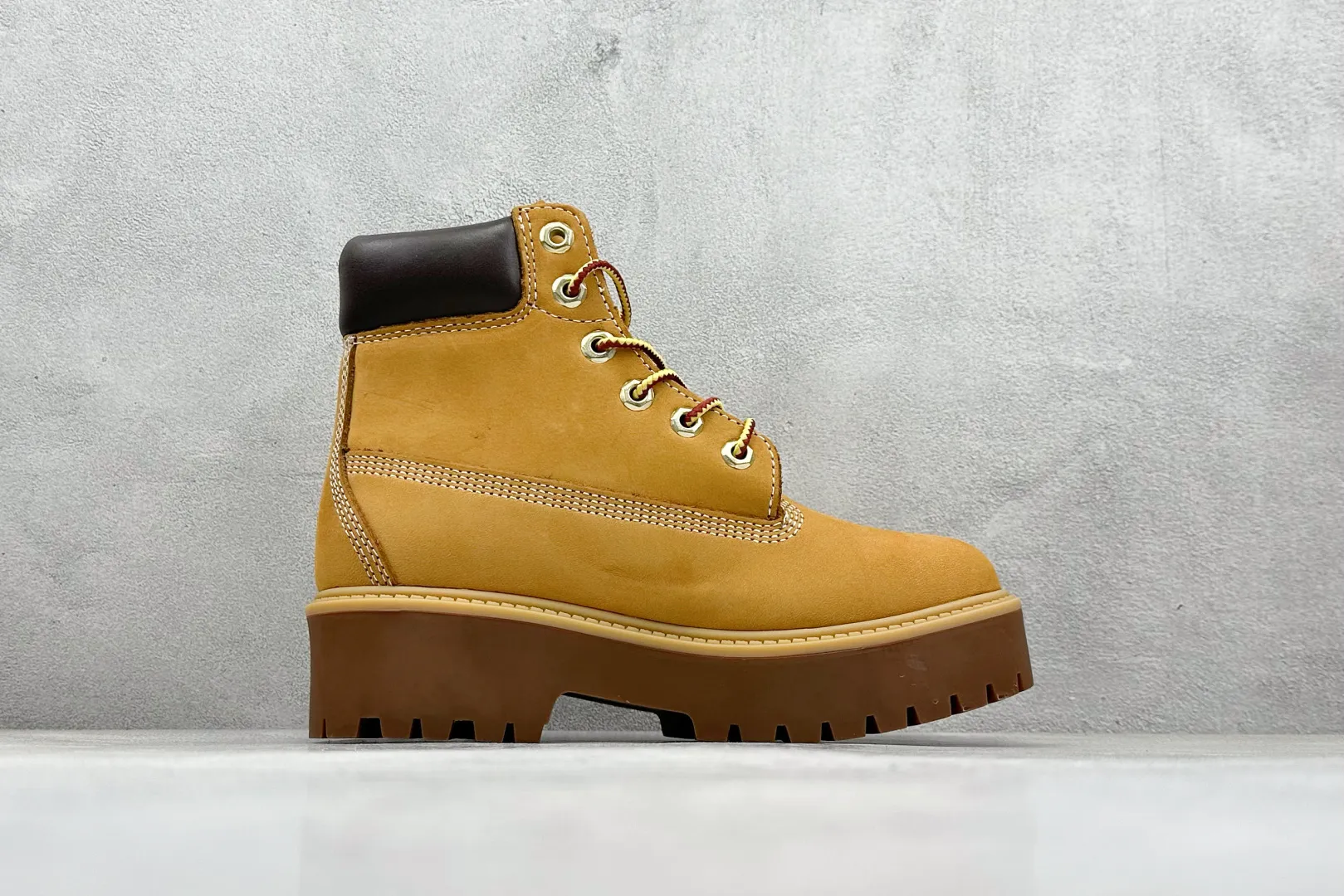 🐲💰 600 supports store Guangdong Zhongshan version of Timberland, which can’t be beaten / classic yellow high top [Female six-hole model 10361 Men’s seven-hole model 10061] Produced by OEM factory in Zhuhai, Guangdong. Orders shipped through a unified channel of Hong Kong purchasing agency. Consistent quality. Analysis of original authentic process. Imported waterproof frosted cowhide. Purple light logo anti-counterfeiting mark. Precise computer stitching. Four lines in parallel process. Dynamic waterproofing for 10,000 times of horizontal folding. Integrated Molding injection molding process (⚠️different from cold-bonded one-piece molding version) Rubber non-slip outsole is durable and wear-resistant Full genuine cowhide collar inner insole Equipped with anti-fatigue shock-absorbing honeycomb insole High comfort High practicality in daily life Classic, simple and easy to match Full set of cabinet packaging accessories Size: 35-40
